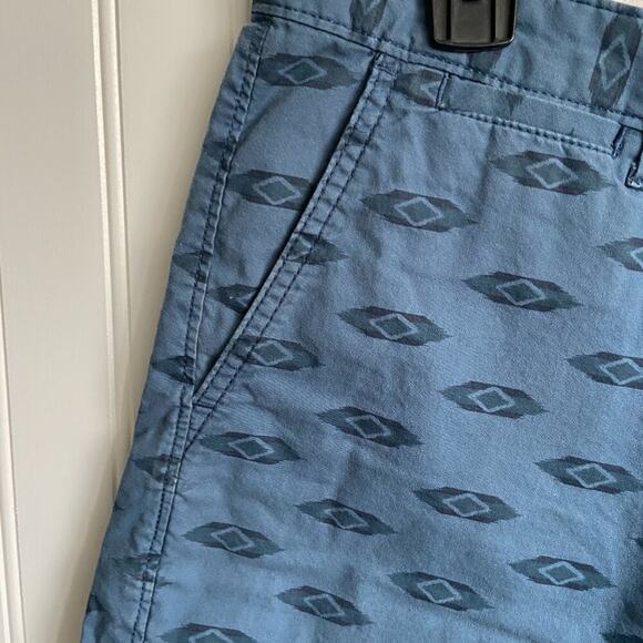 Eddie Bauer Shorts Mens 33 Blue Geometric Legend Wash Khaki Chinos Flat Front - Picture 2 of 5
